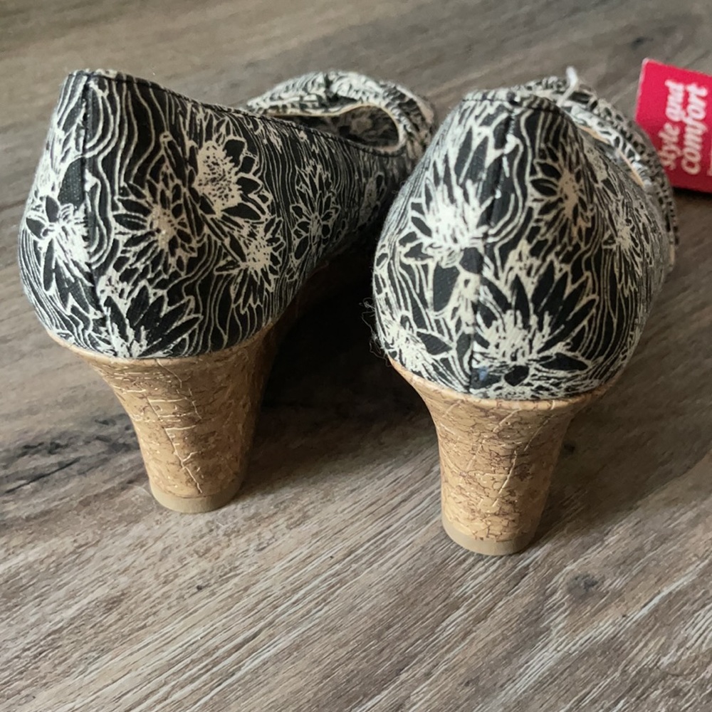 dexflex comfort Floral Black and Cream Wedge Sandals - Picture 8 of 16